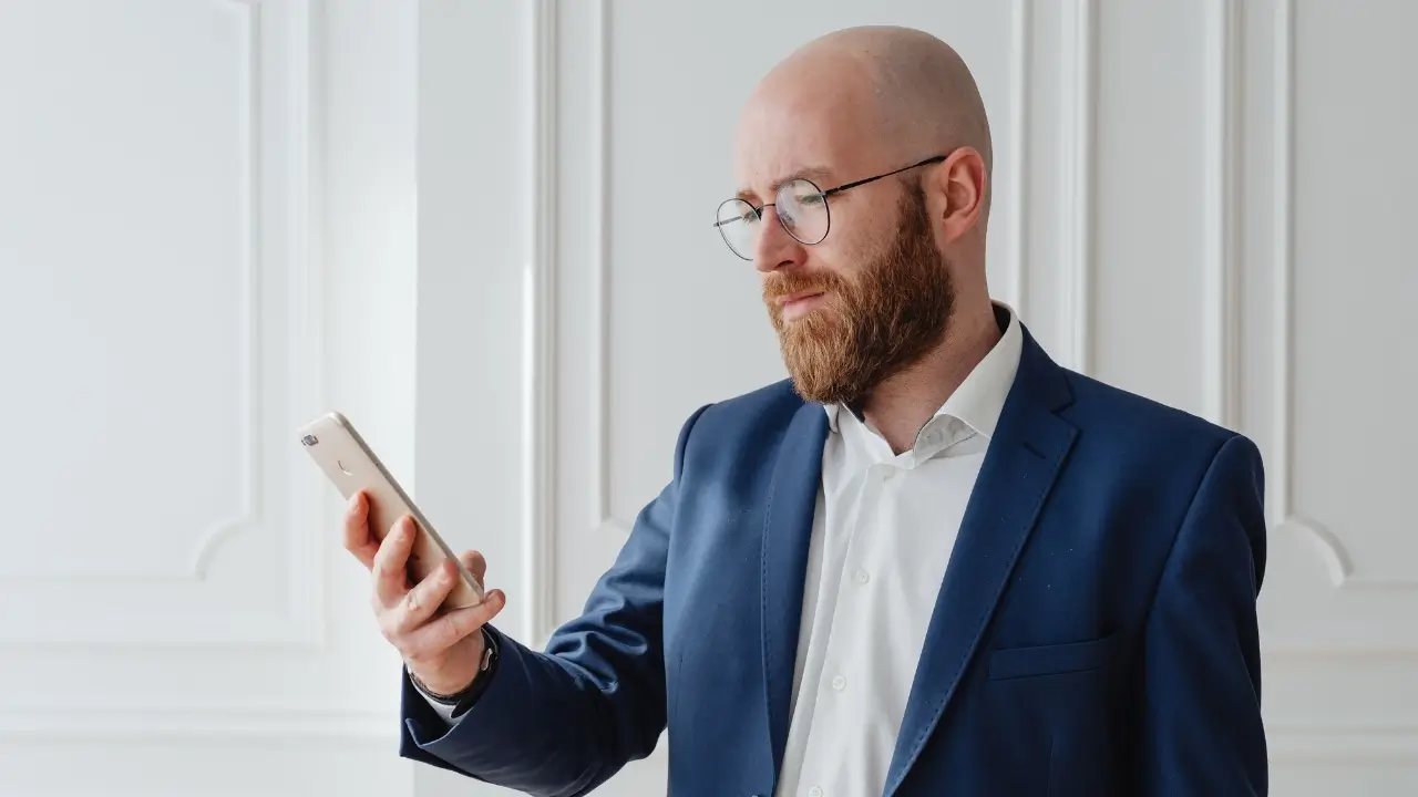 Mann in Anzug mit Smartphone